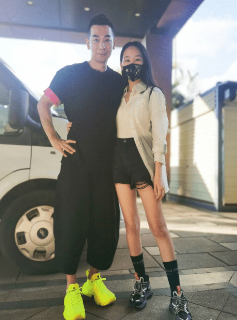 赵文卓夫妇庆儿子满10岁，13岁大女儿身高超妈妈，一家五口好有爱