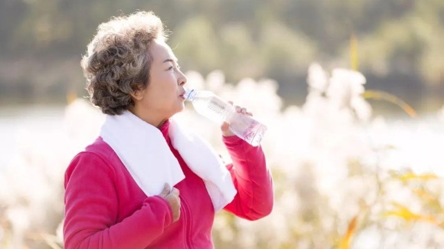 50歲後，不想血液過於黏稠？ 4個習慣要改正，血栓可能會遠離你