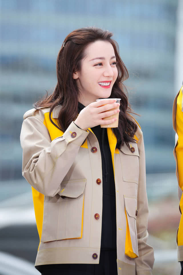 三位新疆女艺人，一个热度下降，两位进入发展