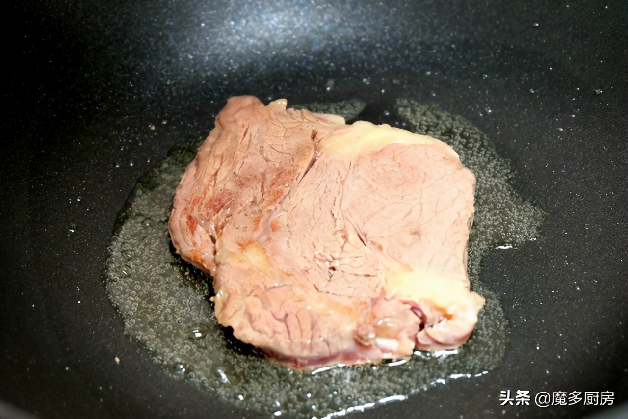 Steak and potatoes are made into home-cooked dishes. The meat is fragrant and the potatoes are sticky. The method is simple and nutritious and delicious.