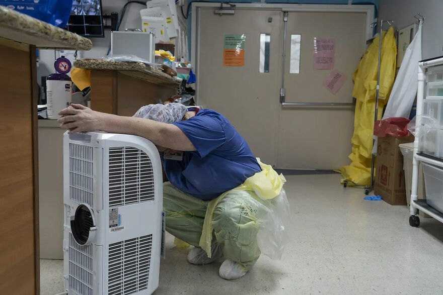 疫情下的美国，摄影师拍下当地一家医院里真实发生的画面
