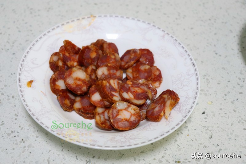 問了大廚才知道，炒臘腸很多人直接炒，少了一步，怪不得味道不對