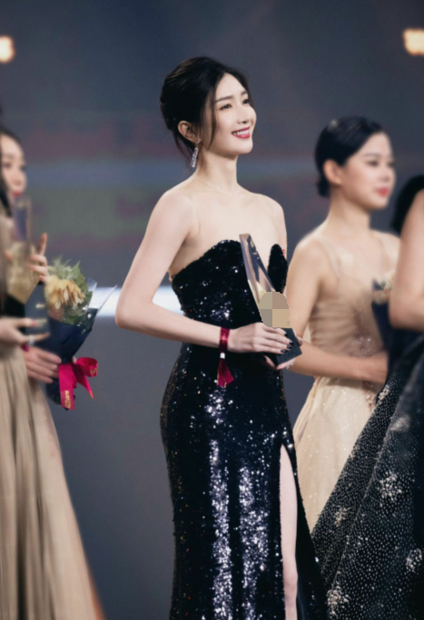 江疏影黑色长裙现身活动，肤色白皙透亮，也太