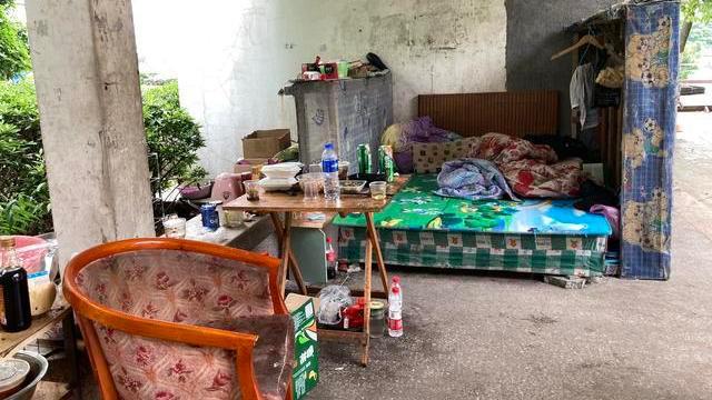 疫情下的横店：没有存粮的群演送外卖、睡公园