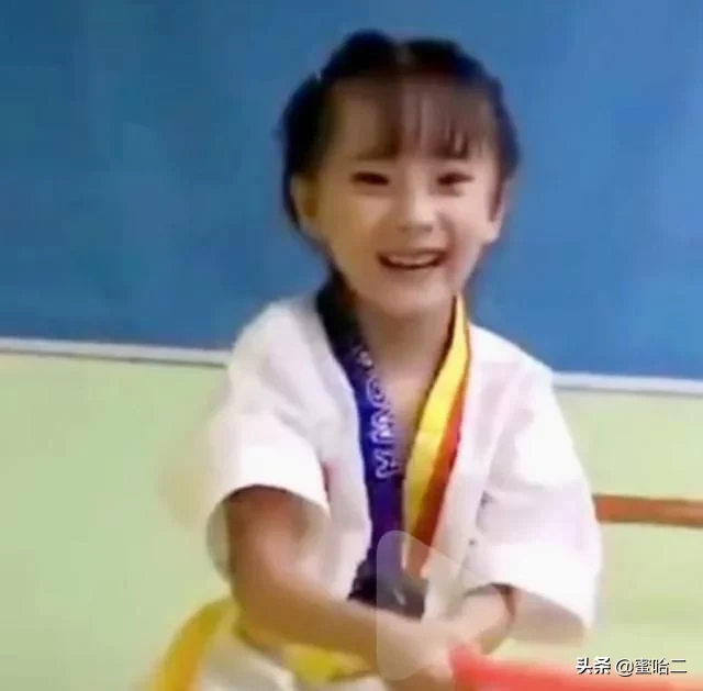 杨幂遗传基因太强了！闺女小糯米正面照疑似被