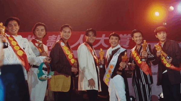 杜德伟携小24岁娇妻出游，大方搂腰气氛甜蜜，59岁仍唱情人？