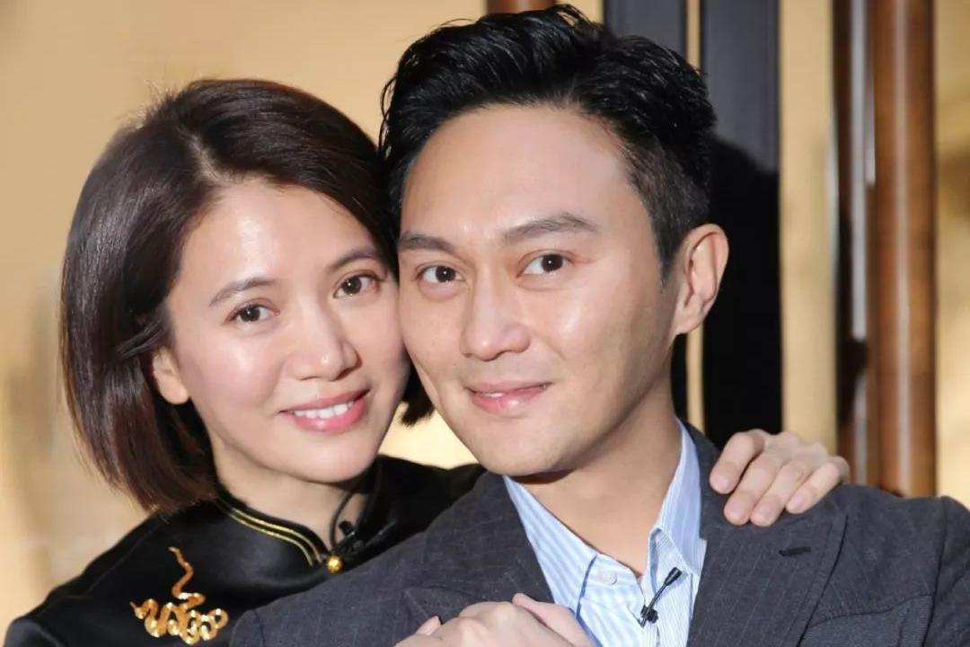 張智霖袁詠儀現身家族聚會，嘟嘴獻吻美貌外甥女，舅舅曹查理缺席