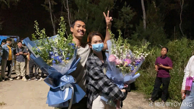 戚薇久违晒自拍美照，在线吃冰激凌表白粉丝，