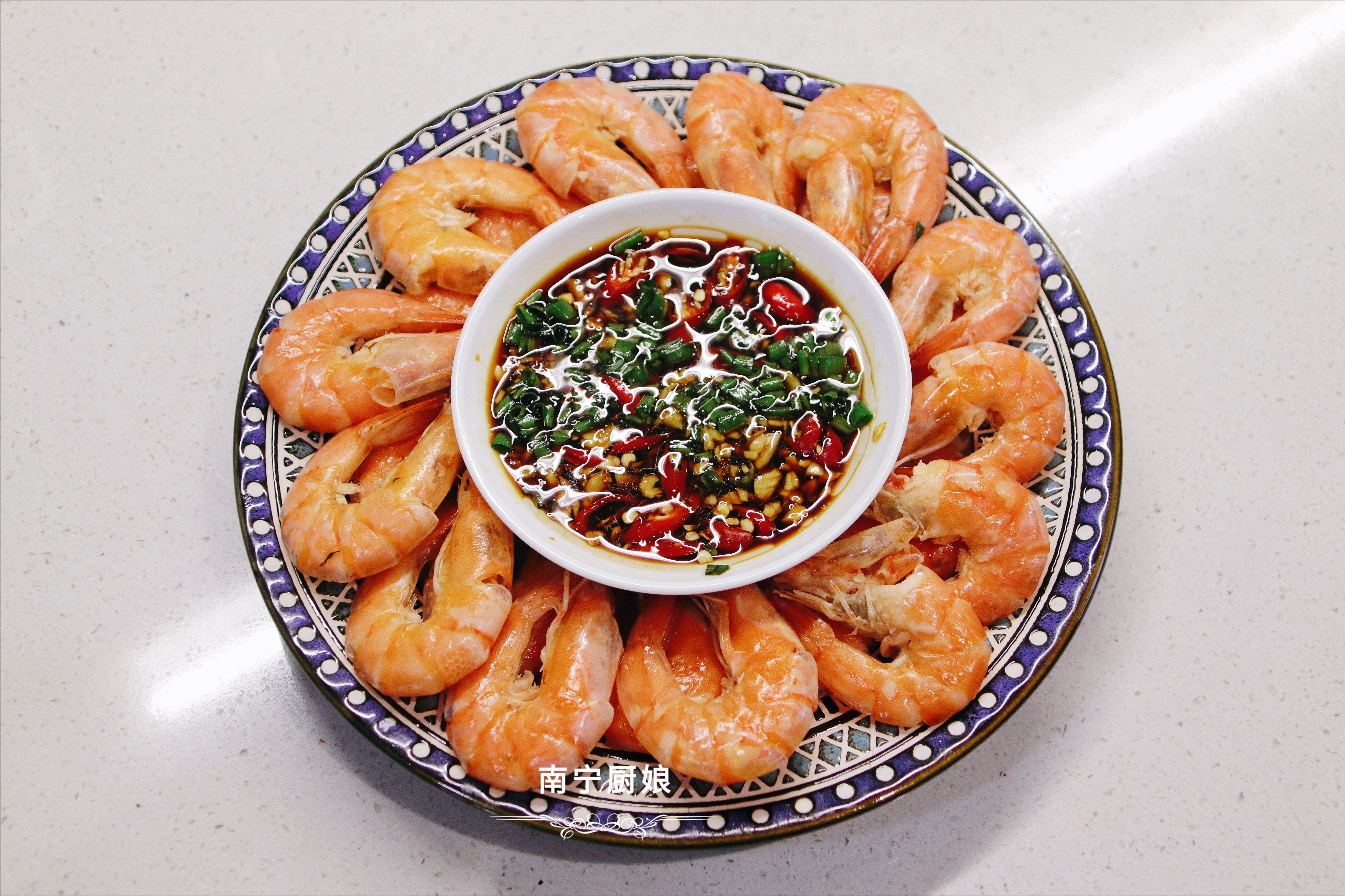 白灼大虾用清水煮就错了，老渔民教我一招，不放一滴水，鲜嫩弹牙