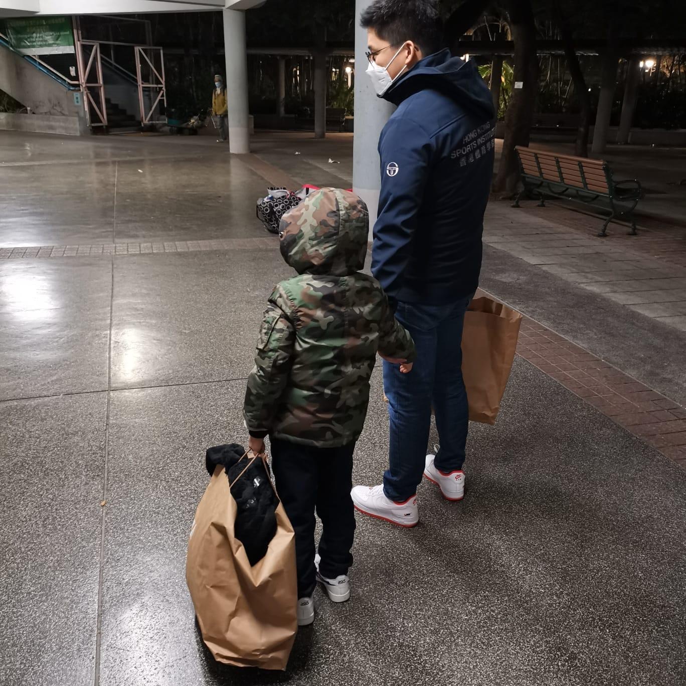 霍啟剛攜三個子女做蛋糕，為郭晶晶慶祝母親節，廚房擁擠超簡樸