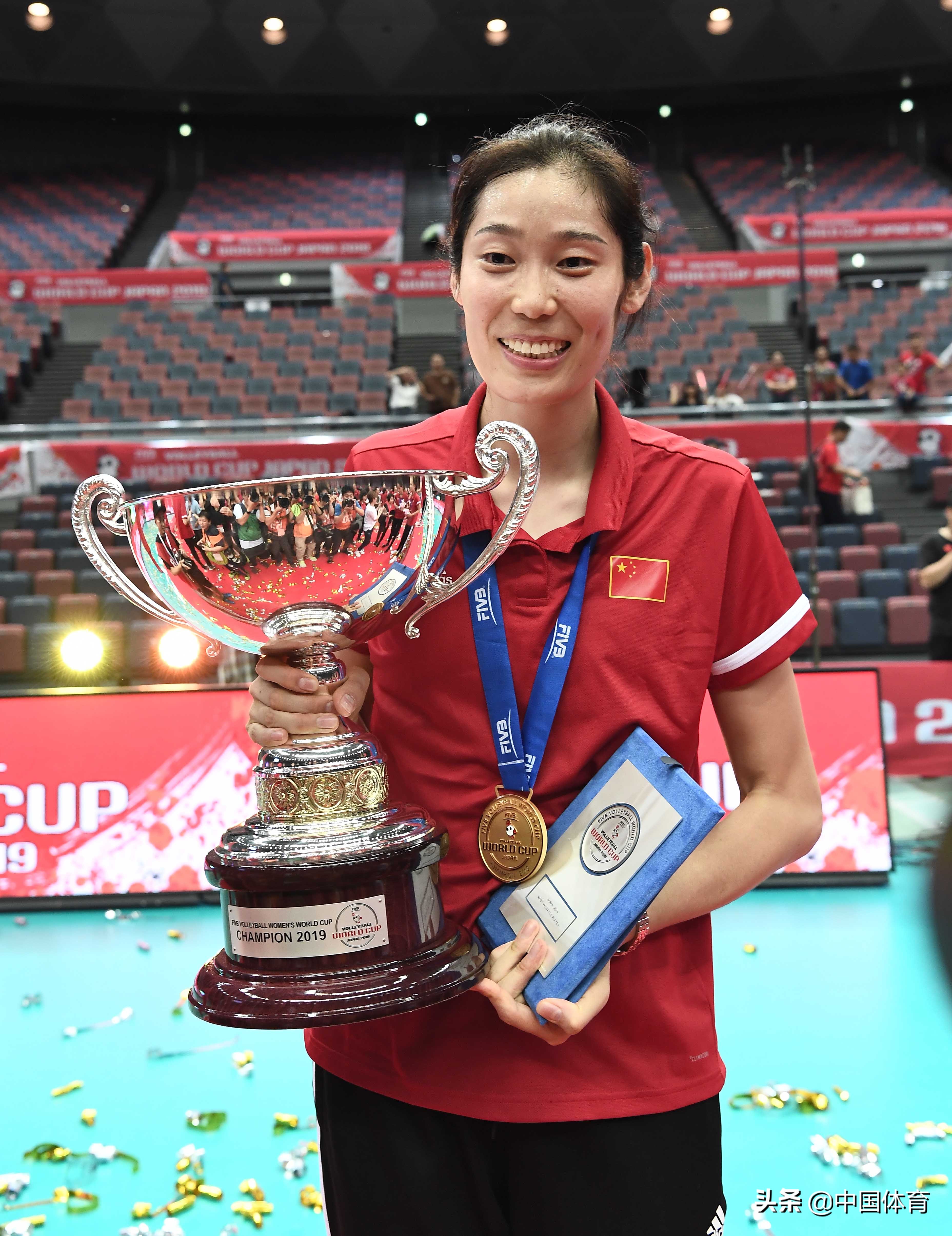 2019女排世界杯颁奖仪式,中国女排姑娘举起冠军奖杯