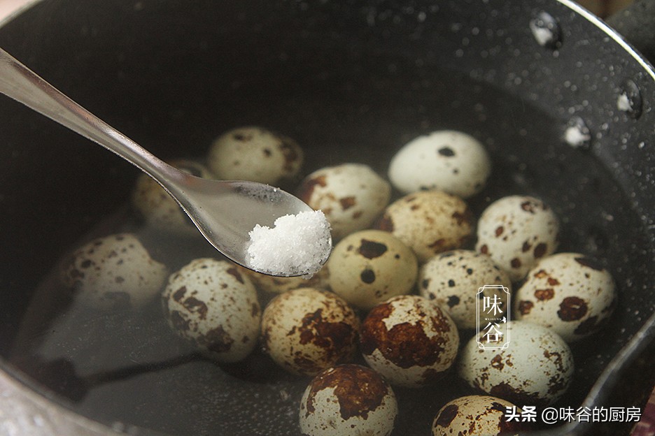 鹌鹑蛋好吃，皮难剥？看我妙招，5分钟剥一盘，个个光滑，超实用