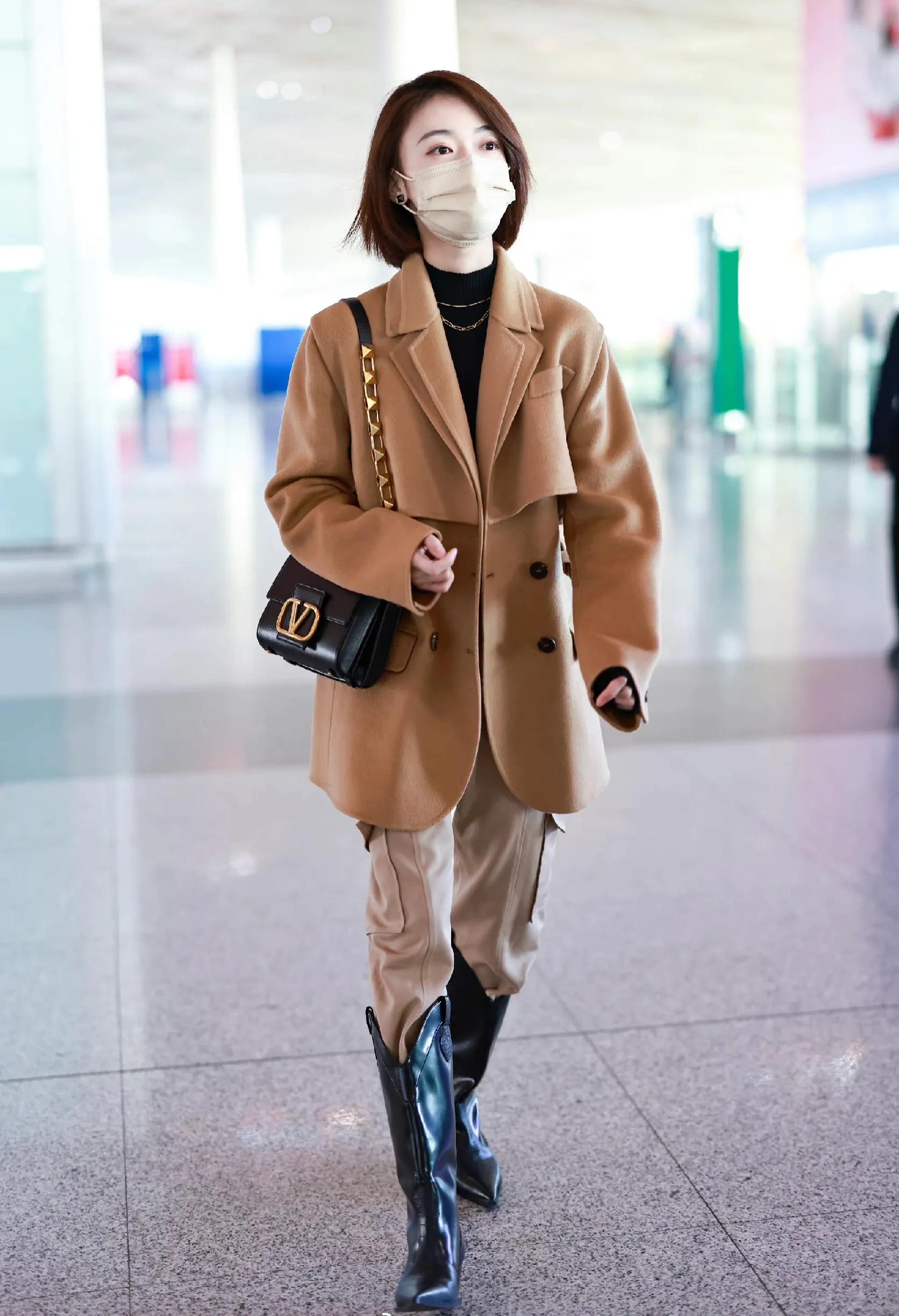 吴谨言私服 身穿呢子大衣脚套大长靴 靴子比包包还要亮 资讯咖