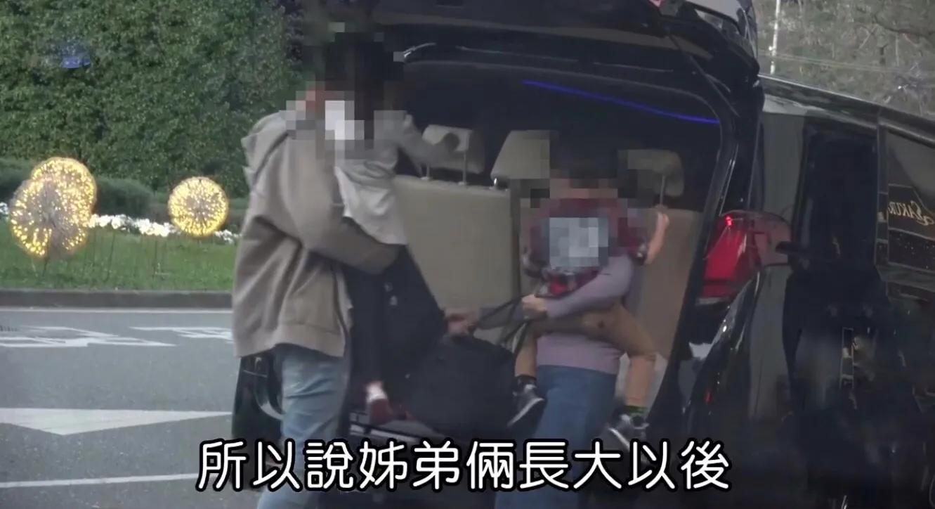 周杰倫一家四口出門吃甜品，一雙兒女正臉曝光，姐弟模樣很可愛