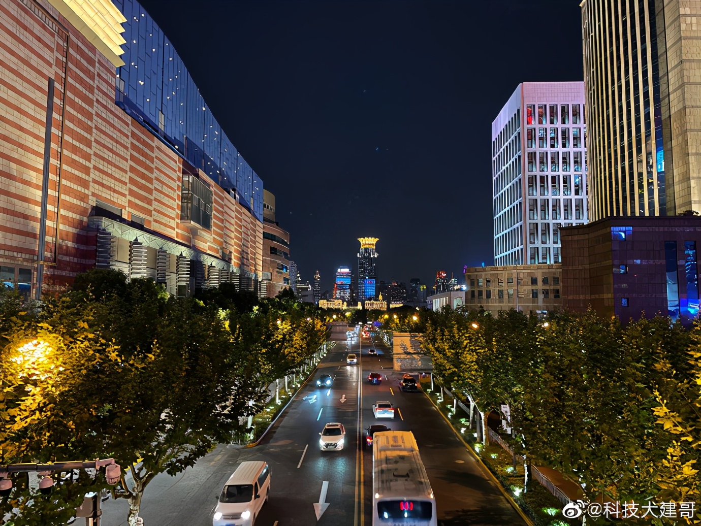 Iphone 12夜景拍照实测 对比小米oppo高下立判