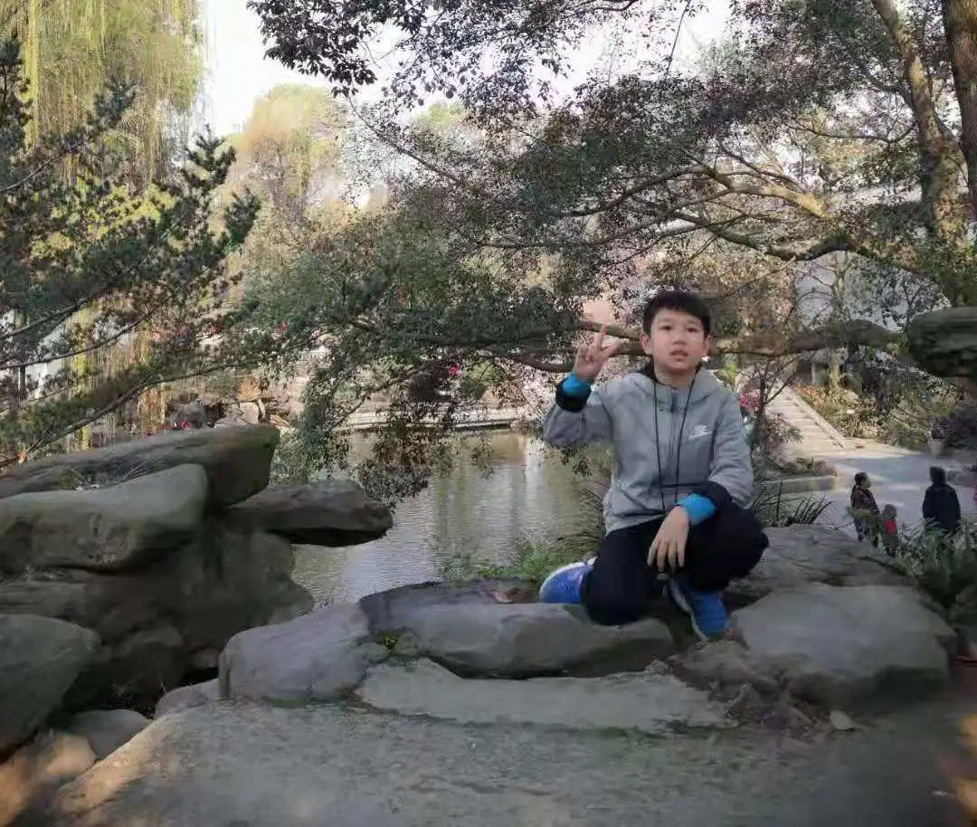 辅导孩子作业生气捶墙致骨折!是孩子太笨还是方法不对?