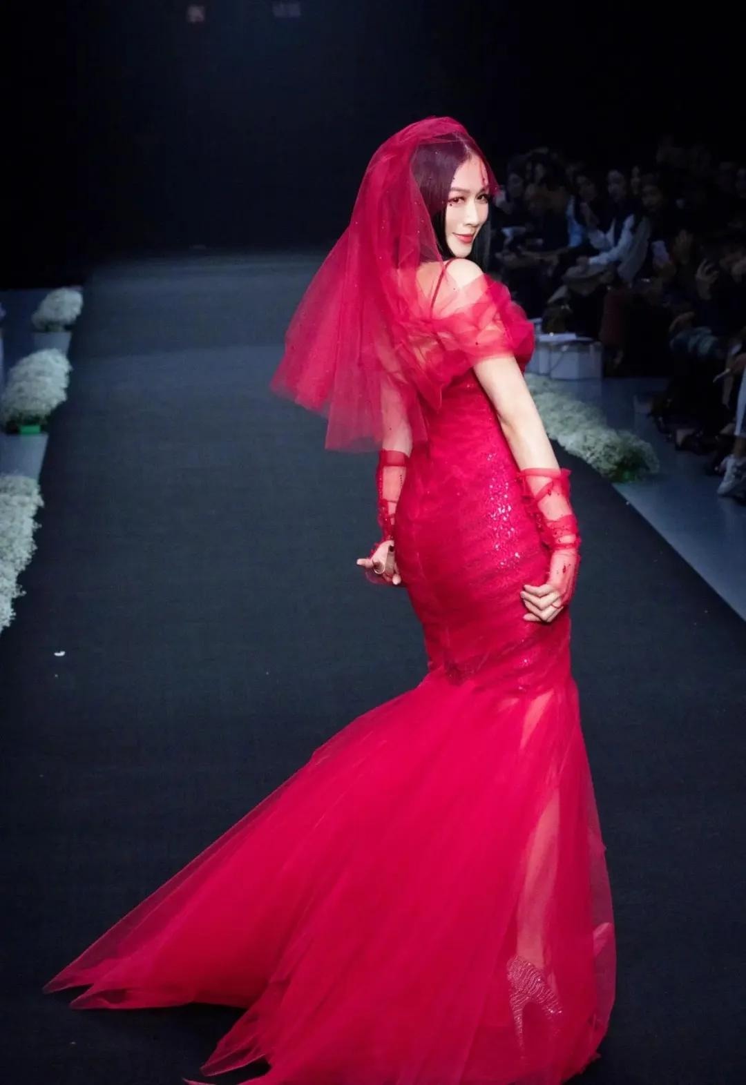 钟丽缇与女儿走机场，针织开衫配白色短裤超洋气，母女美如姐妹花