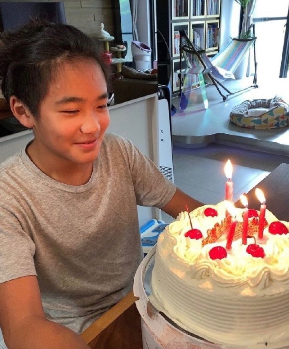 曹格儿子13岁近照曝光，梳大背皮肤黝黑，反而“姐姐”颜值逆袭