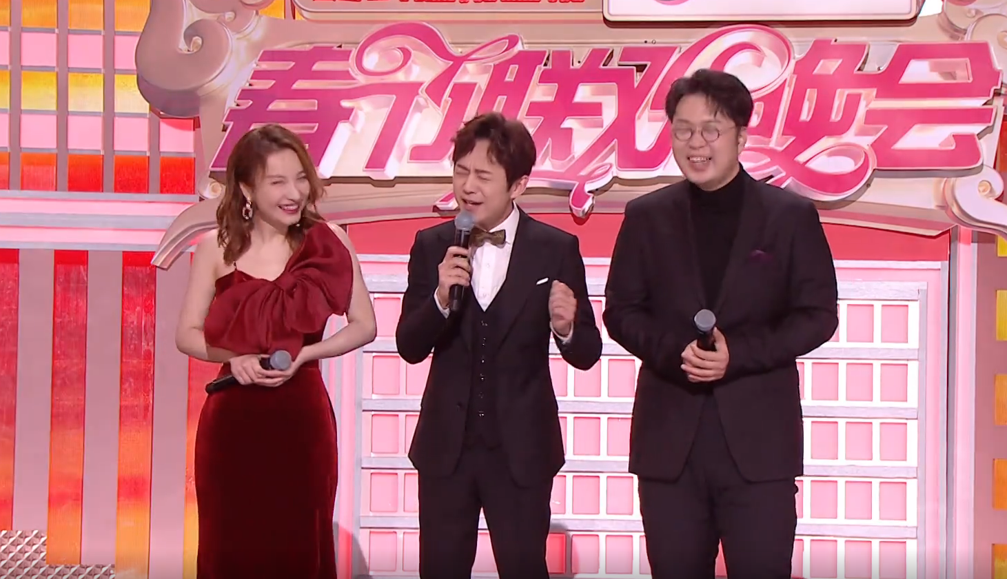 湖南春晚主持百态：吴昕浮夸，沈梦辰造型抢镜