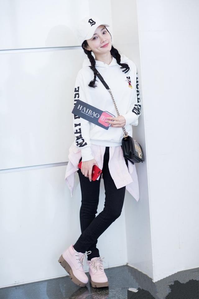 李小璐街拍真瘦，卫衣里套衬衫也不臃肿，看身