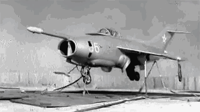 空中拼刺刀，造型独特的雅克-36垂直起降战斗机