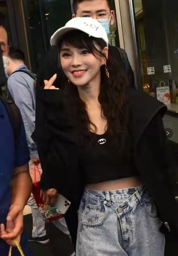 伊能静秦昊全家为姥姥庆生！这张少女脸让人心服口服，婆婆似贵妇