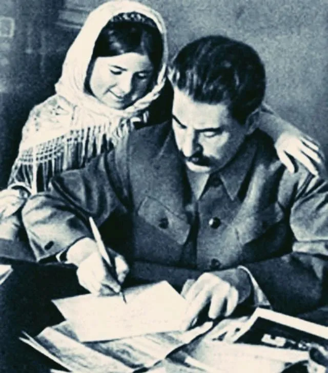 88年前斯大林妻子用手枪自杀，卧室仅留下遗信和几束白玫瑰