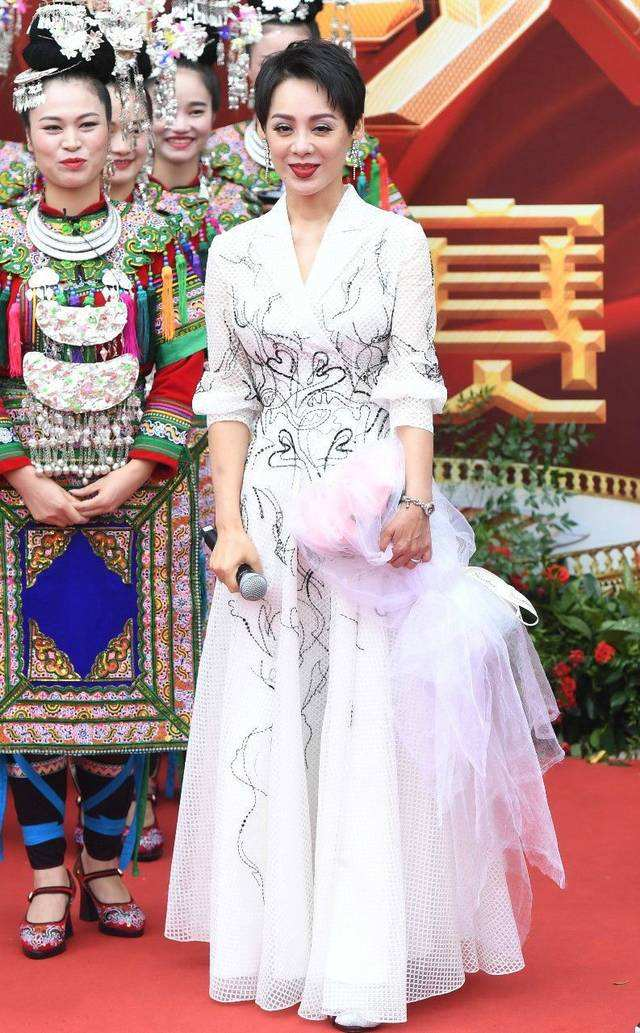宁静竟能把“姑婆裙”穿的这么耀眼，没她的身材，还是别学了