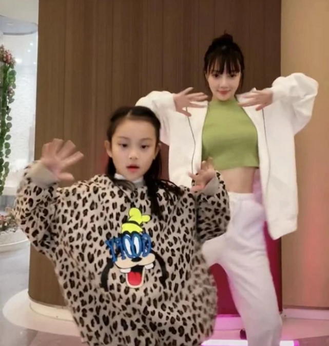 李小璐與女兒同框跳舞，母女穿親子裝像極姐妹花，甜馨越長越漂亮