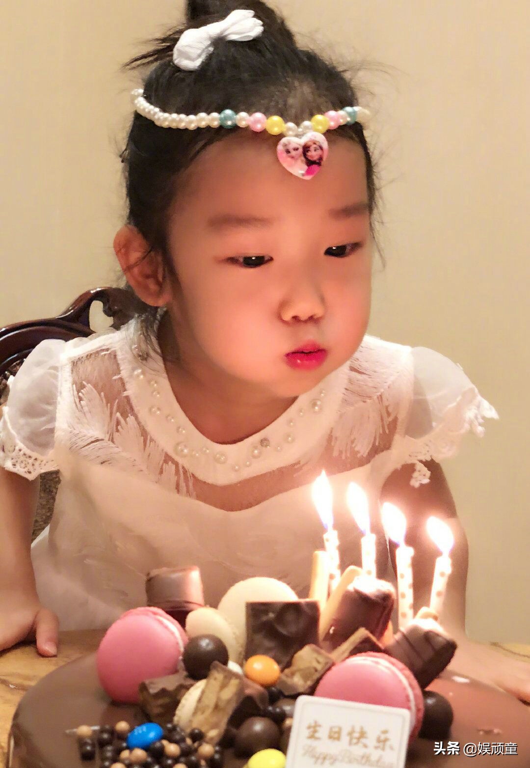 玲花分享多张女儿正面照，完美避开爸爸的长相