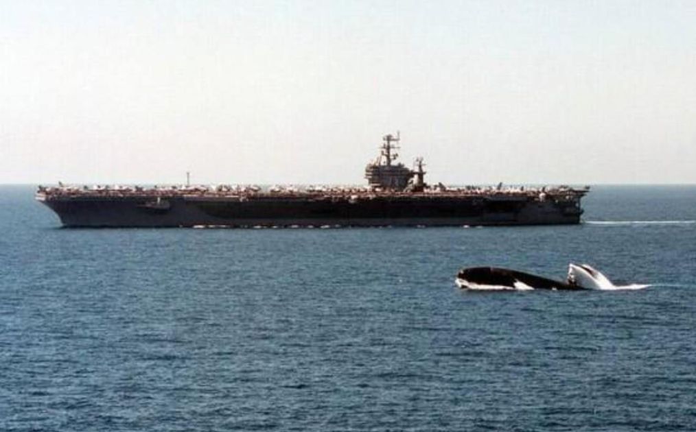 美军7艘航母疫情中冒险“复工”，强行出海，这