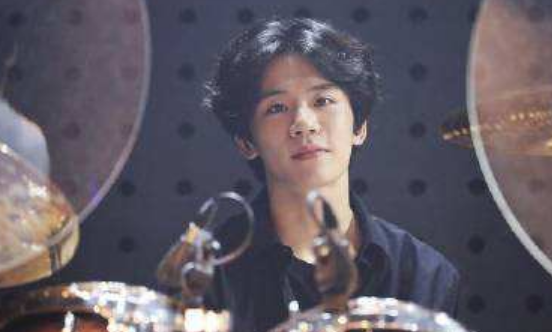 胡宇桐|《明日之子》选手胡宇桐被担架抬进救护车 曾捂着心脏痛哭站都站不稳