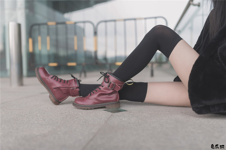 【福利姬】让人喜欢的黑丝及膝袜小细腿！太美了（48P）