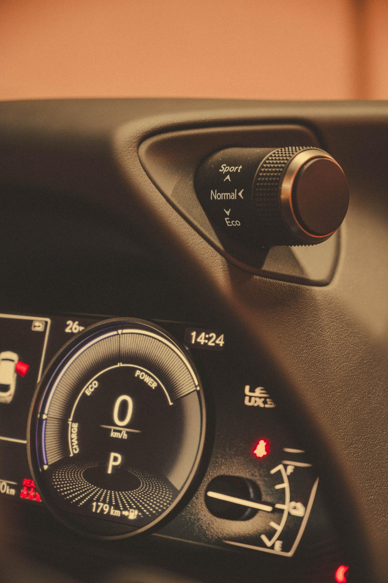 雷克萨斯UX300e，更“静”一步的雷克萨斯