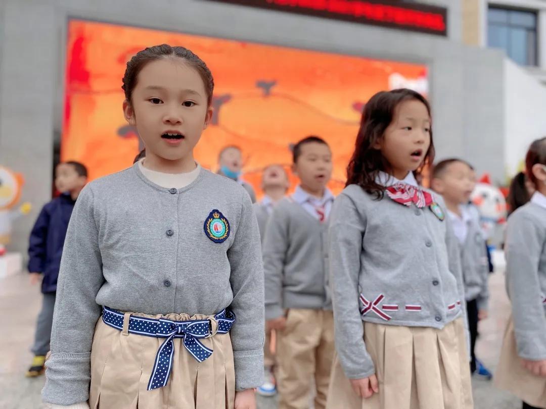 手栽绿色，静待绿荫——华阳中学附属小学国旗下的表演之植树节