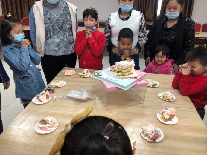 新疆若羌县：你我相伴 共同成长