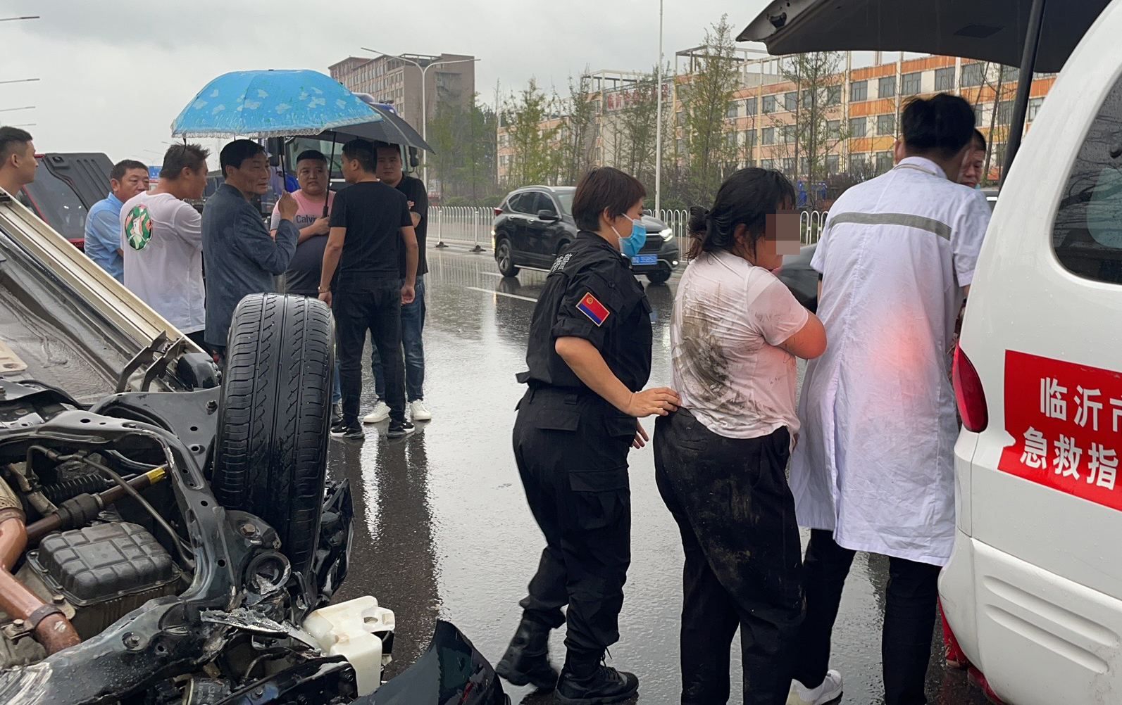 母女俩开三轮出车祸，赶来的却是特警，这是怎么回事？