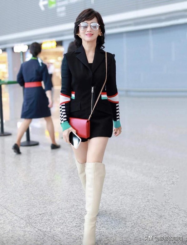 赵雅芝越老越敢穿，全身上下只穿一件西装，看