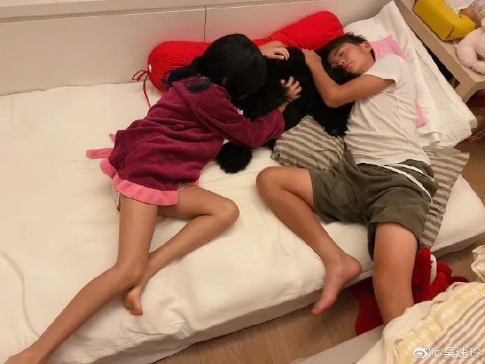 曹格9岁女儿大变样，五官长开眼睛变大，逆天长腿遗传妈妈好身材