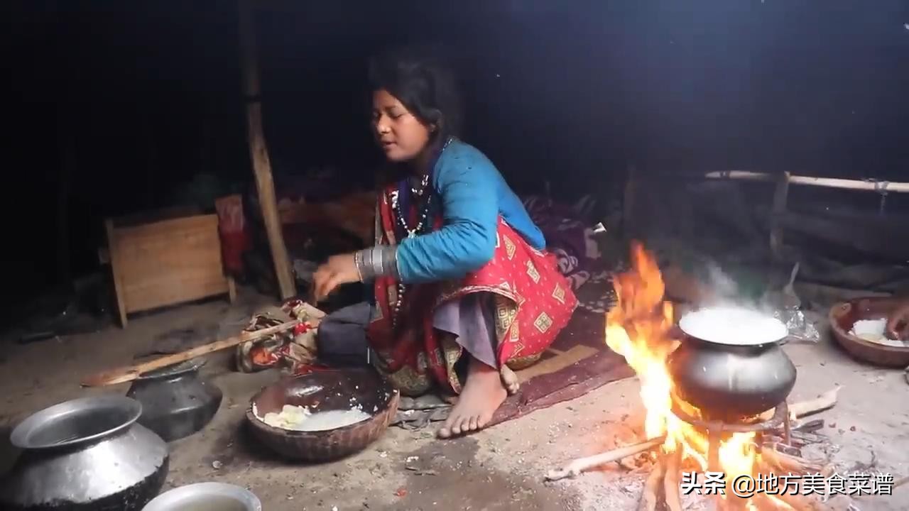 尼泊尔穷人的生活，水煮冬瓜配米饭，菜里没有一滴油，斧头切辣椒