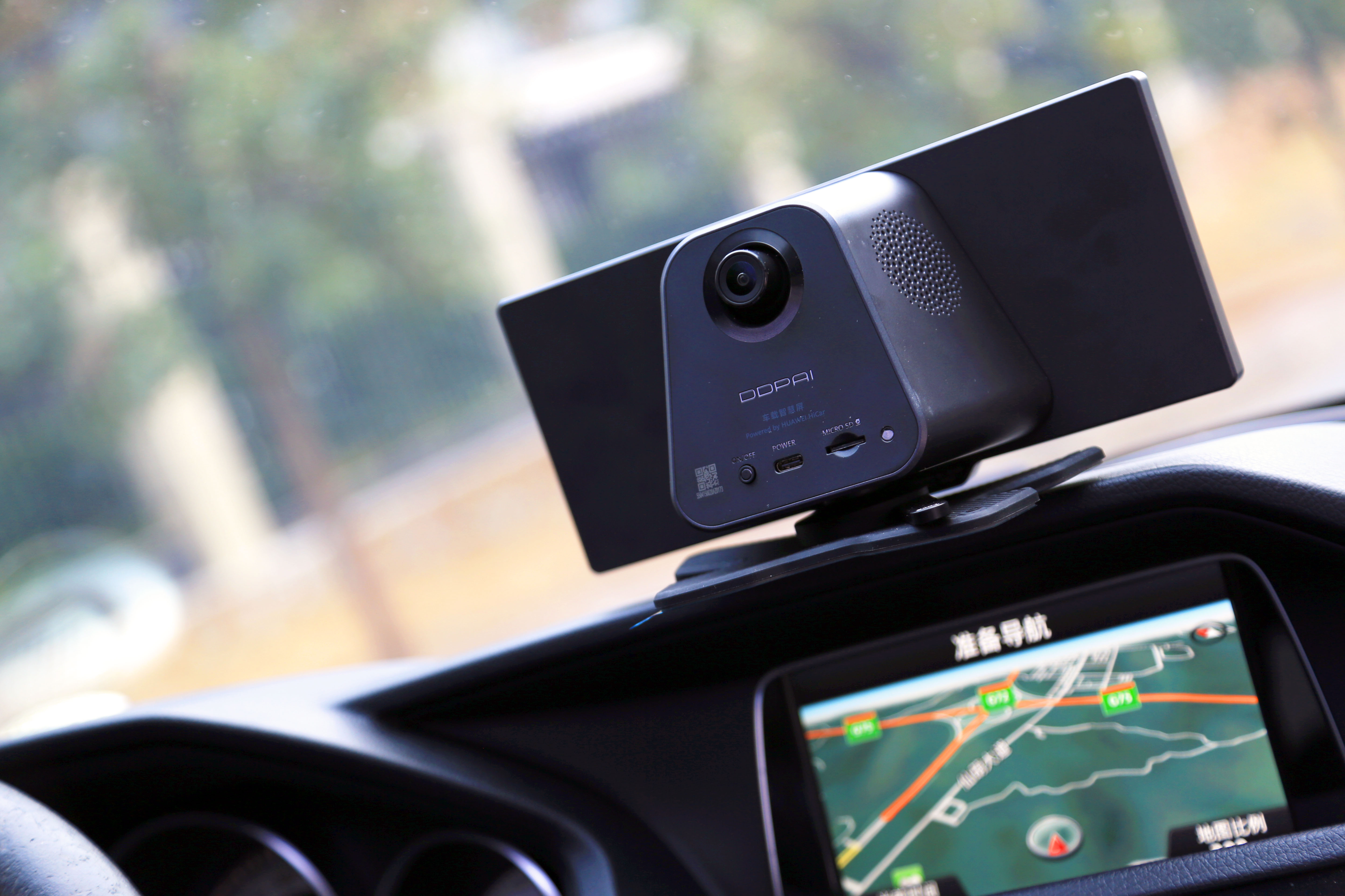 本来想换车但华为智选车载智慧屏让老奔驰又能再战好多年