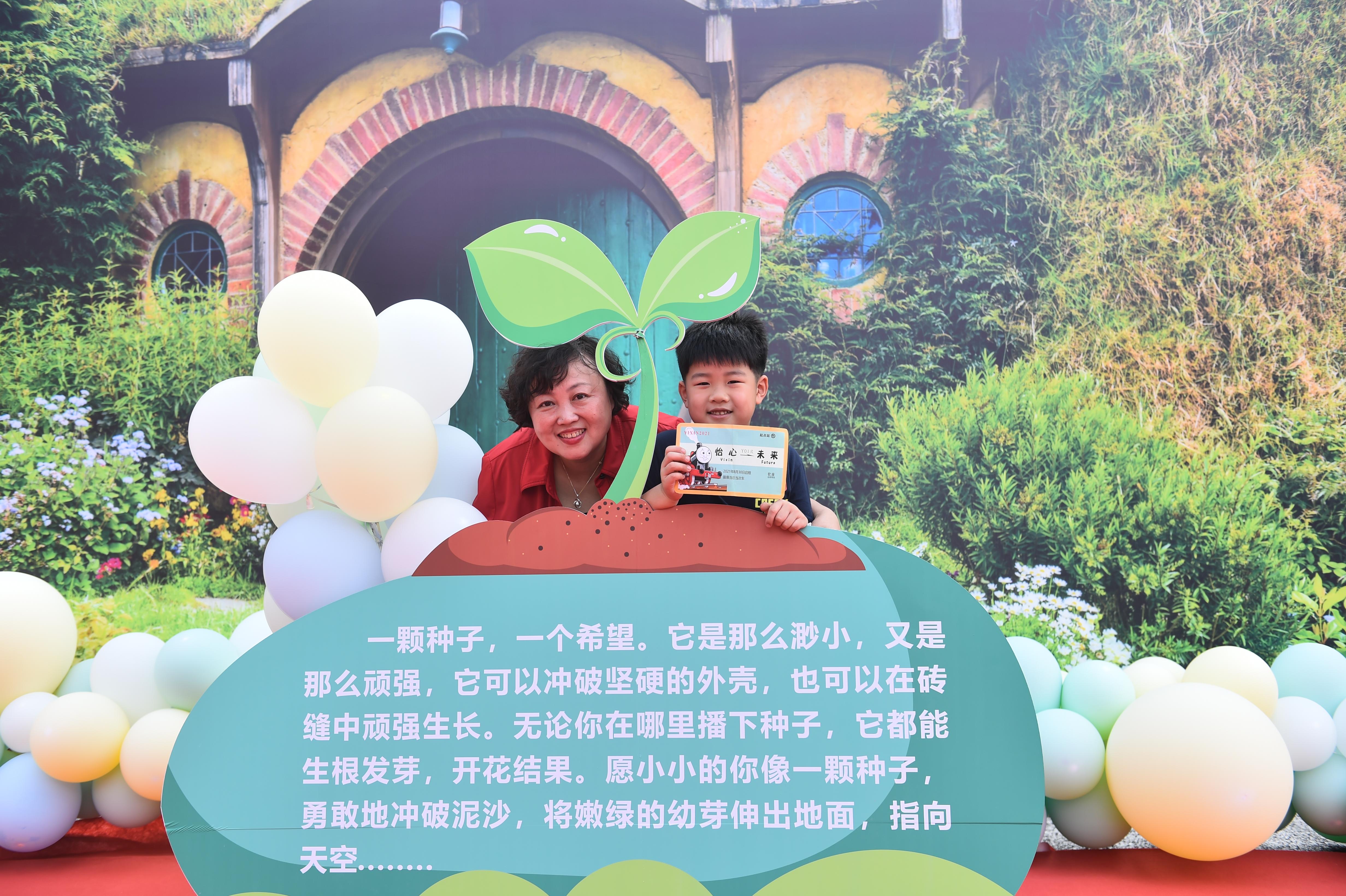 雙流棠湖中學(xué)怡心實(shí)驗(yàn)學(xué)校“夢幻校園”迎新(圖4) 雙流棠湖中學(xué)怡心實(shí)驗(yàn)學(xué)校“夢幻校園”迎新(圖4)