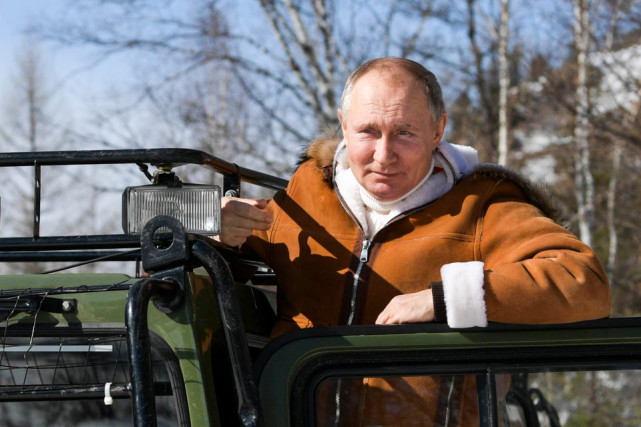 普京发布新照片，身着羊皮衣站车前，69岁仍阳光帅气