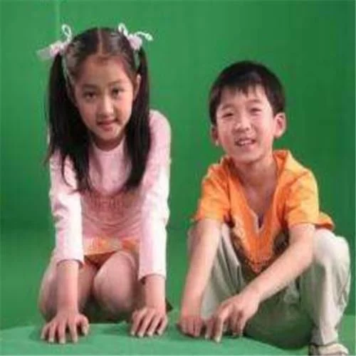 关晓彤幼时4位好友，前3位都成巨星，而最帅的他被人遗忘！