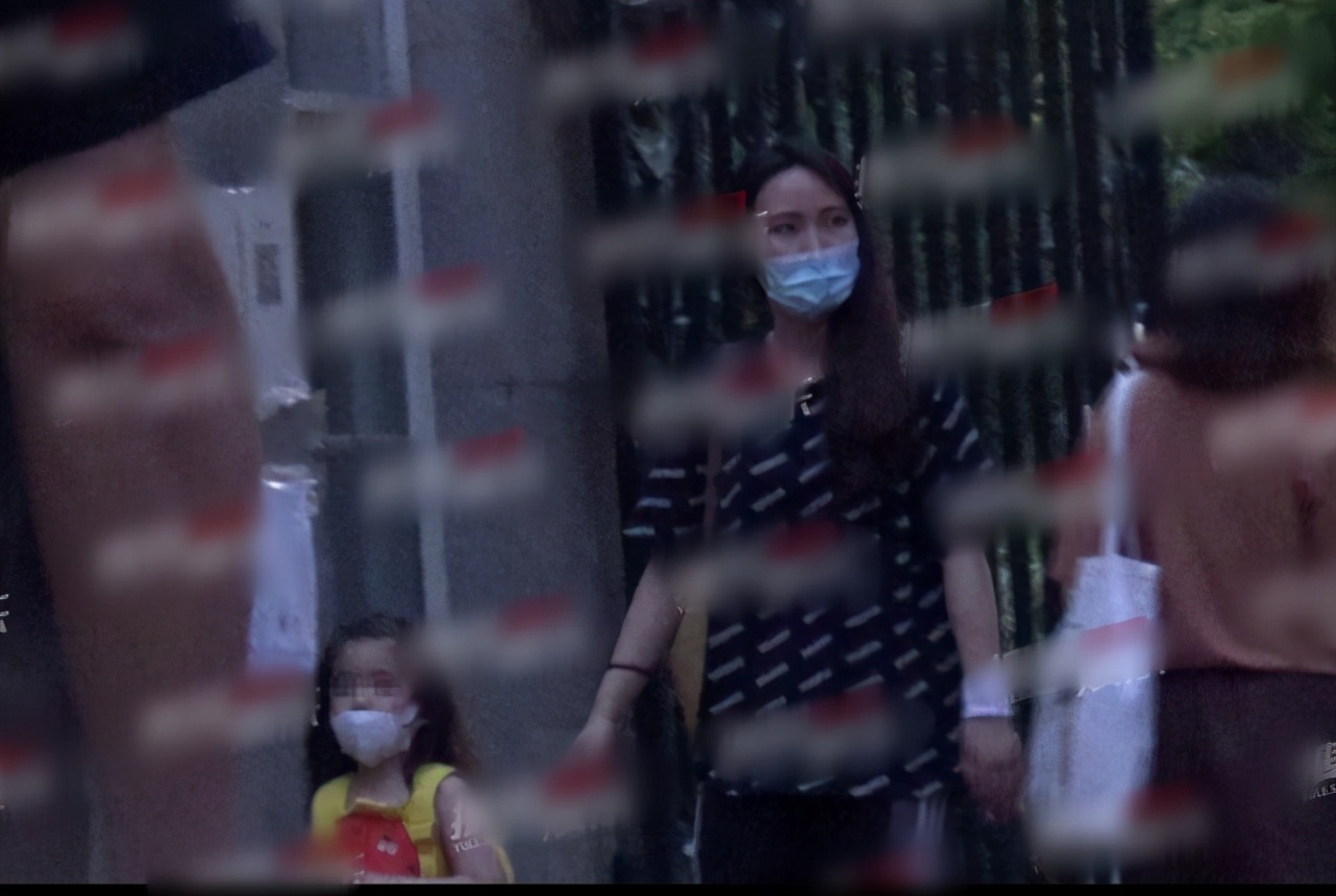 杜江獨自送兩個孩子出門，依依不捨神秘小女孩，真不是對方父親嗎