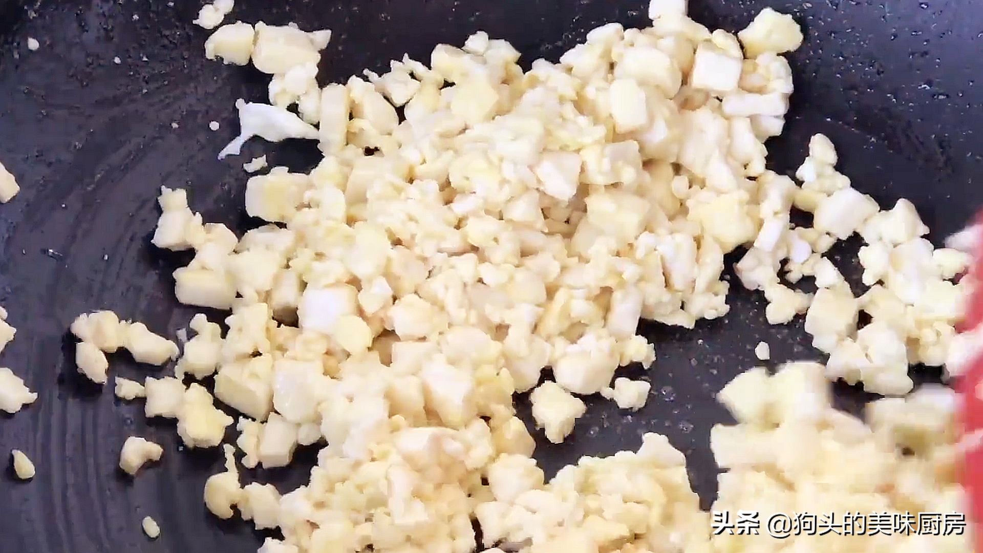 韭菜加豆腐，我家隔三天吃一次，外酥里嫩，飯店都吃不到，太香了