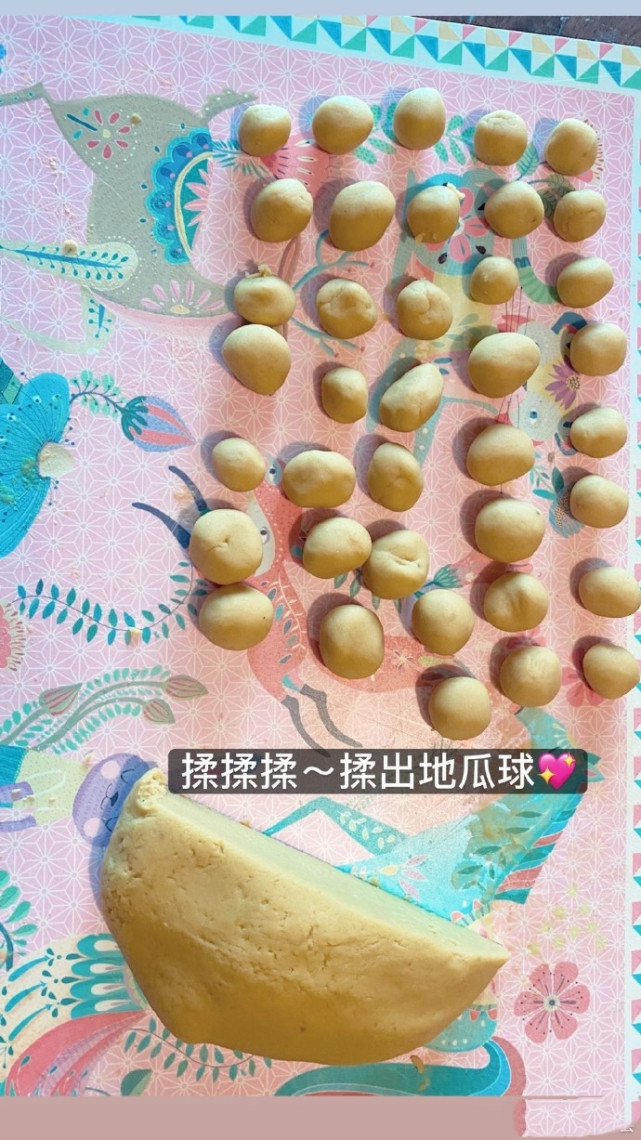 贾静雯亲自为女儿做美食，咘咘大赞妈妈厨艺，吃货模样古灵精怪