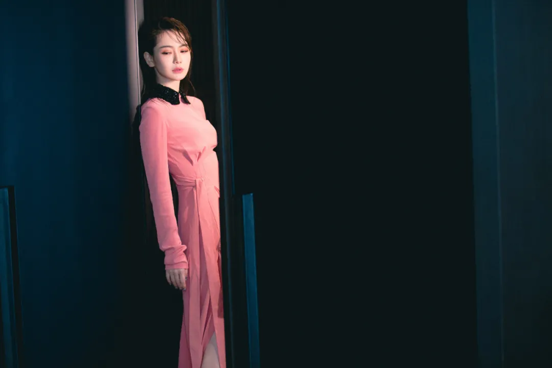 卡戴珊千万祖传的家族战袍,咋就被吴宣仪穿成了夜店风?