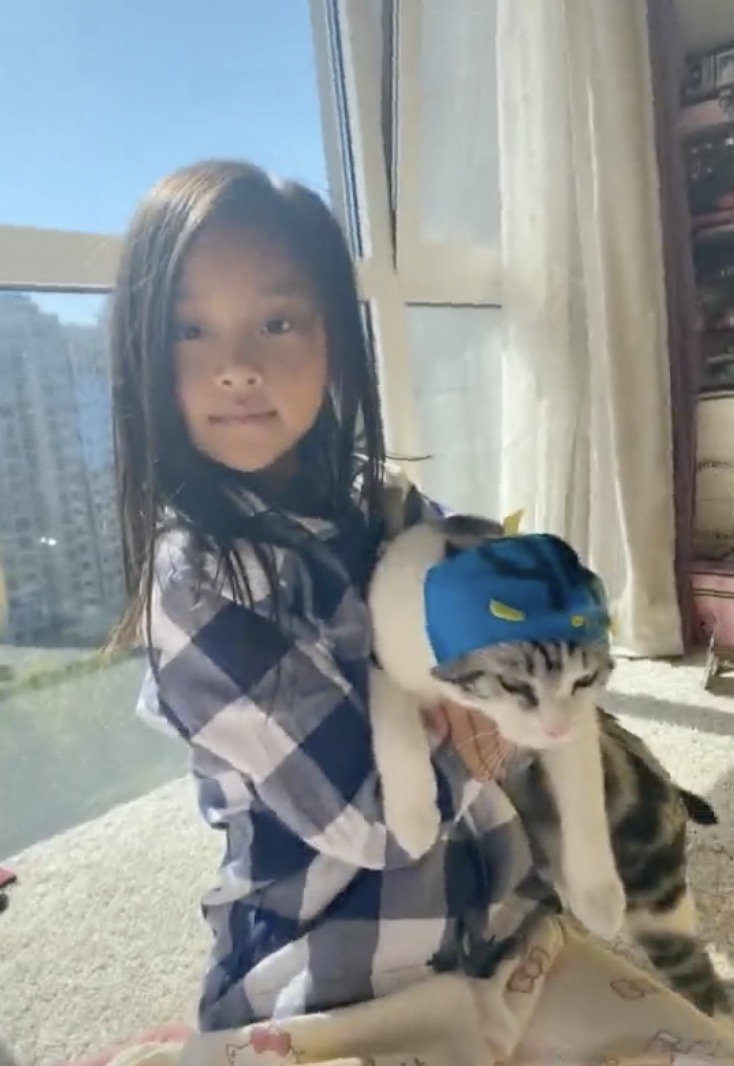 李小璐带女儿外出游玩，母女俩潮范儿十足，甜馨颜值越来越高