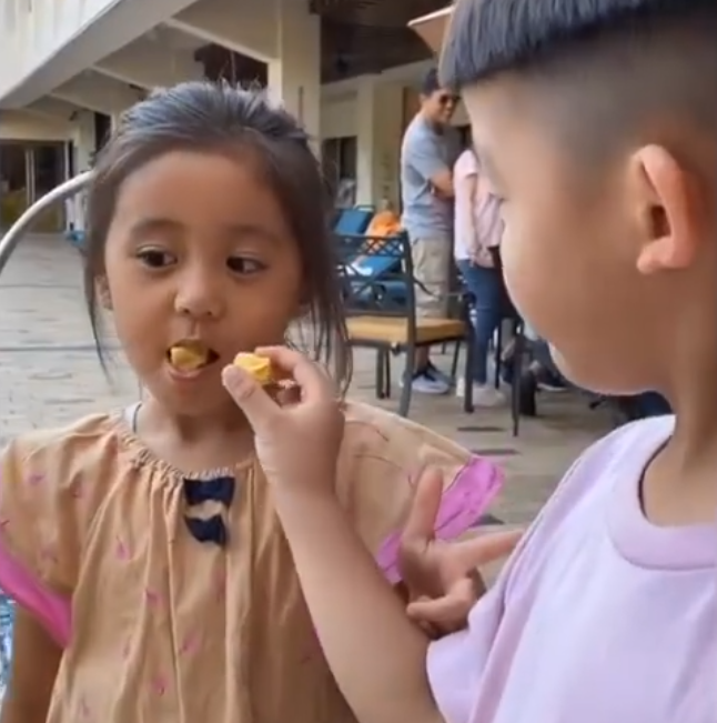 波妞圆嘟嘟萌脸超吸睛，有谁注意到身旁的姐姐？这双眼皮我慕了